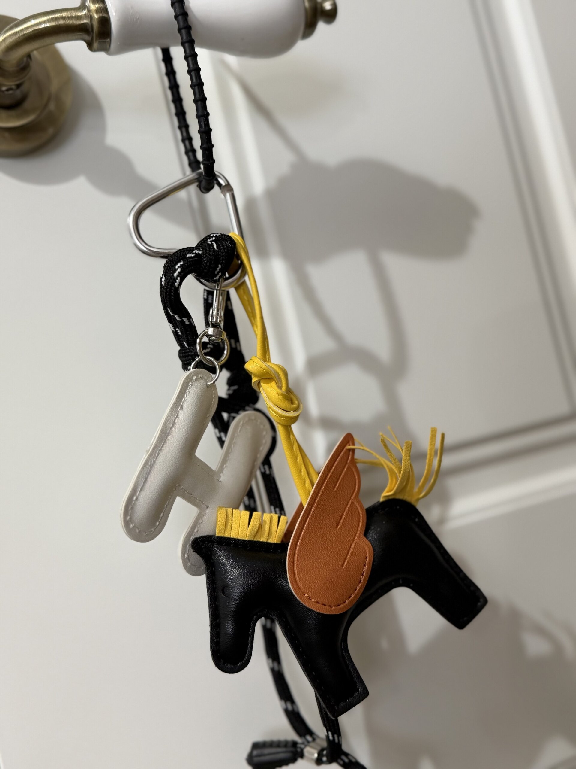 Caballo adorno bolso negro. - 1