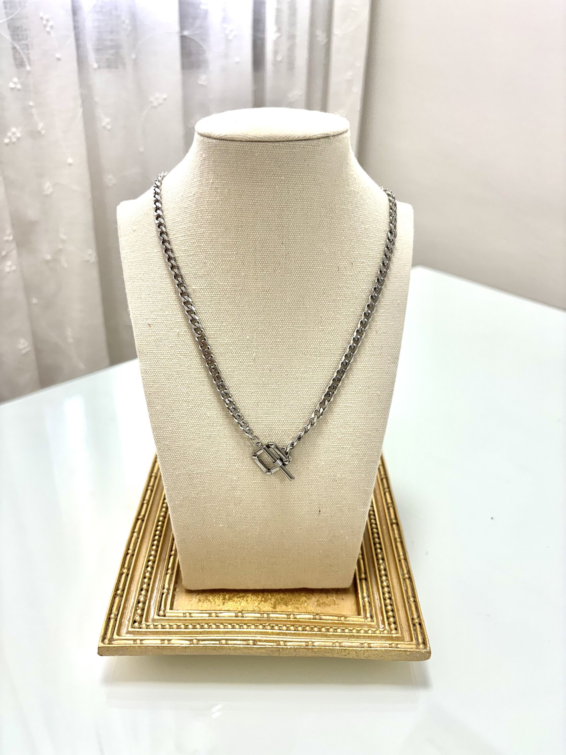 Collar click plateado. - 1