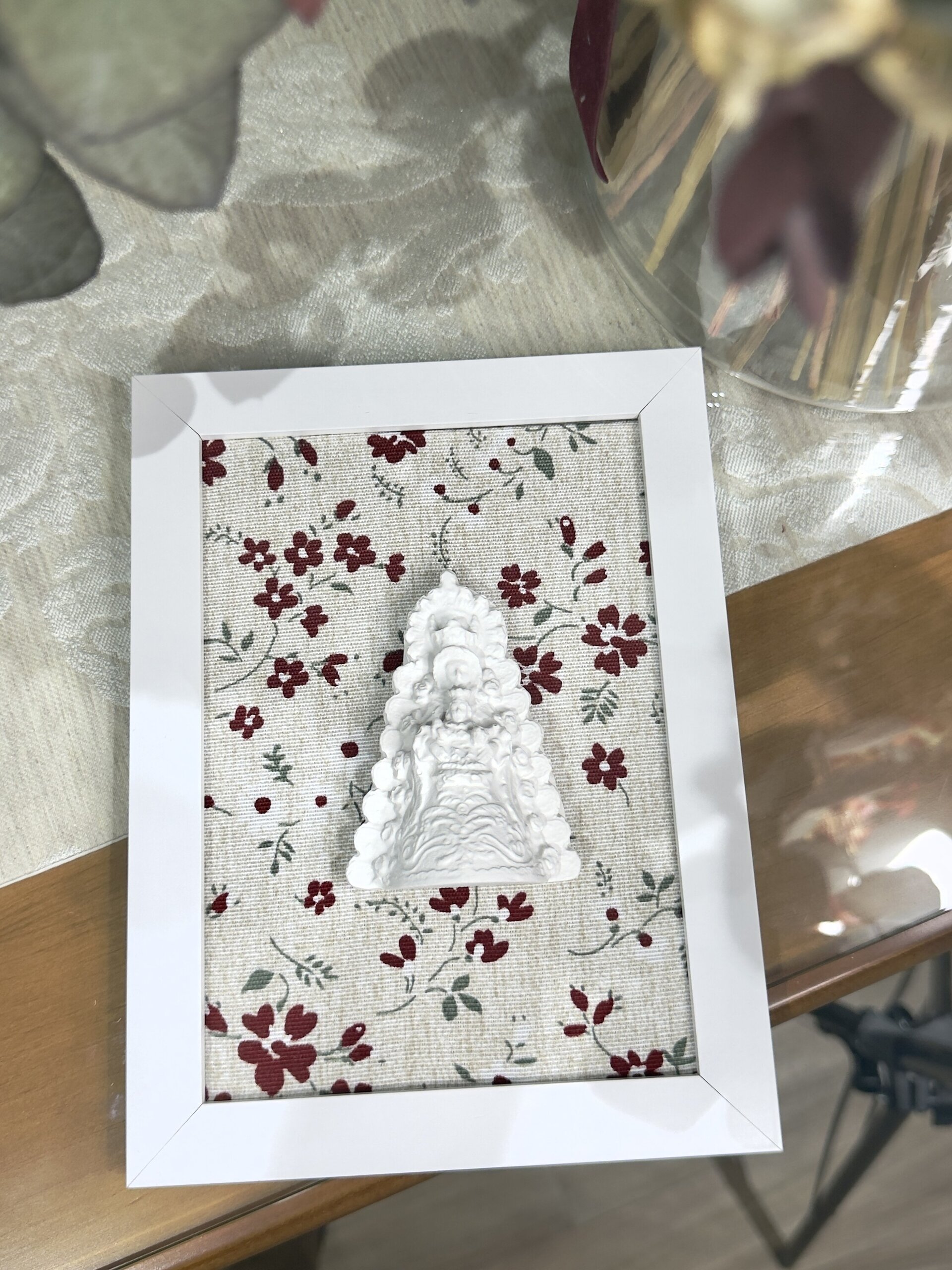 Cuadro Virgen del Rocio flores burdeos. - 1