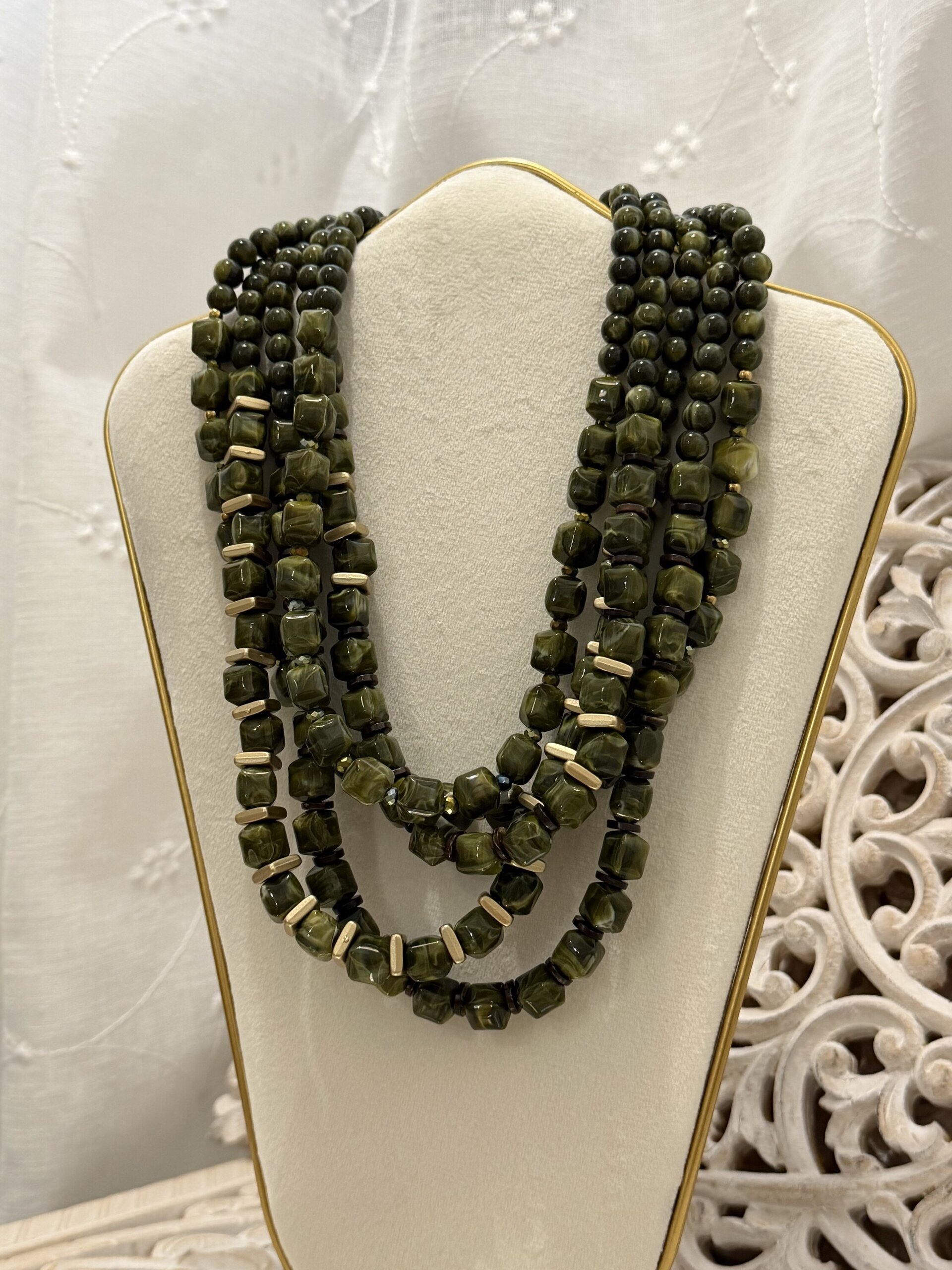 Collar cuadruple. - 1