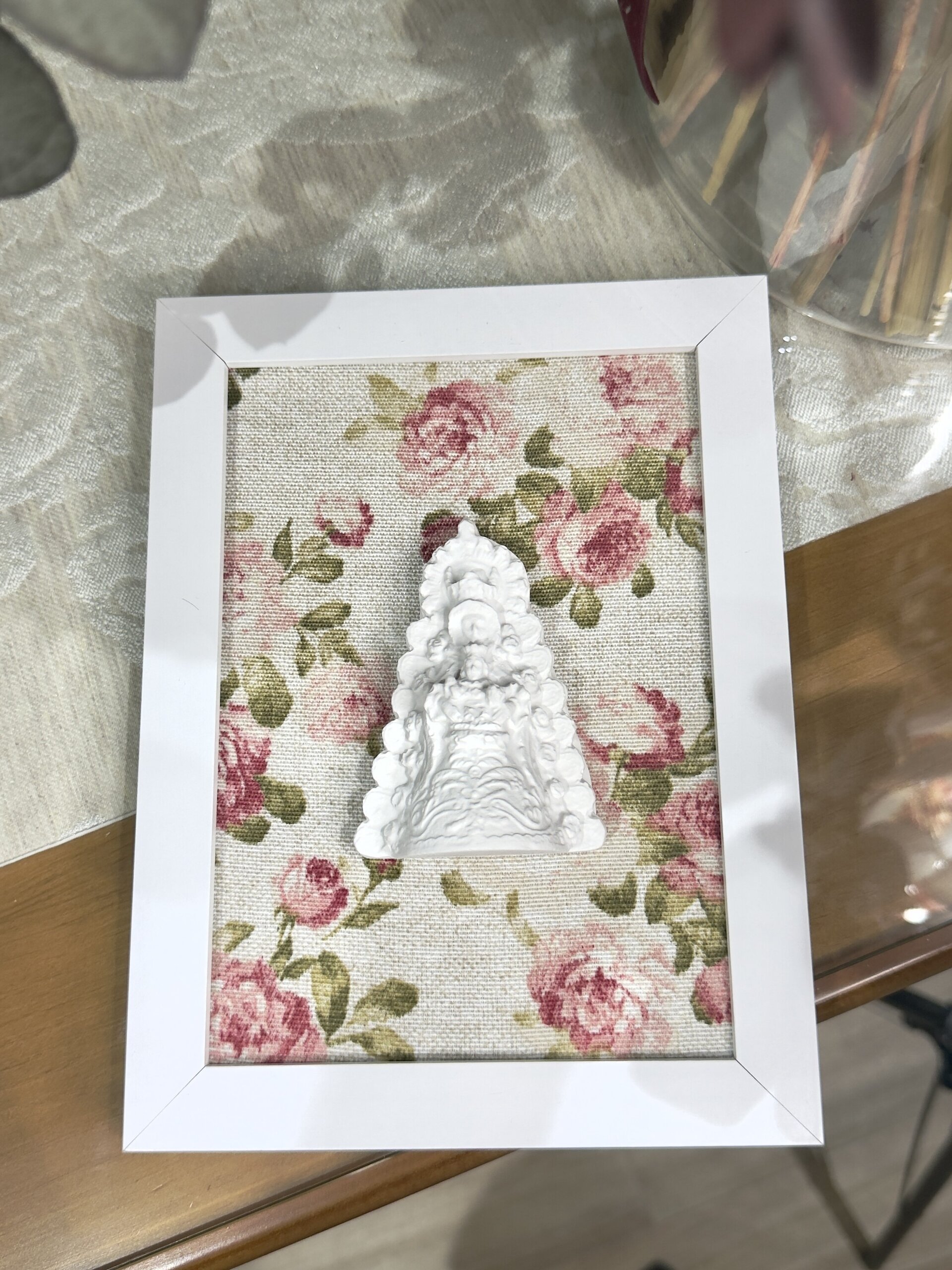 Cuadro Virgen del Rocio rosas fondo beige. - 1