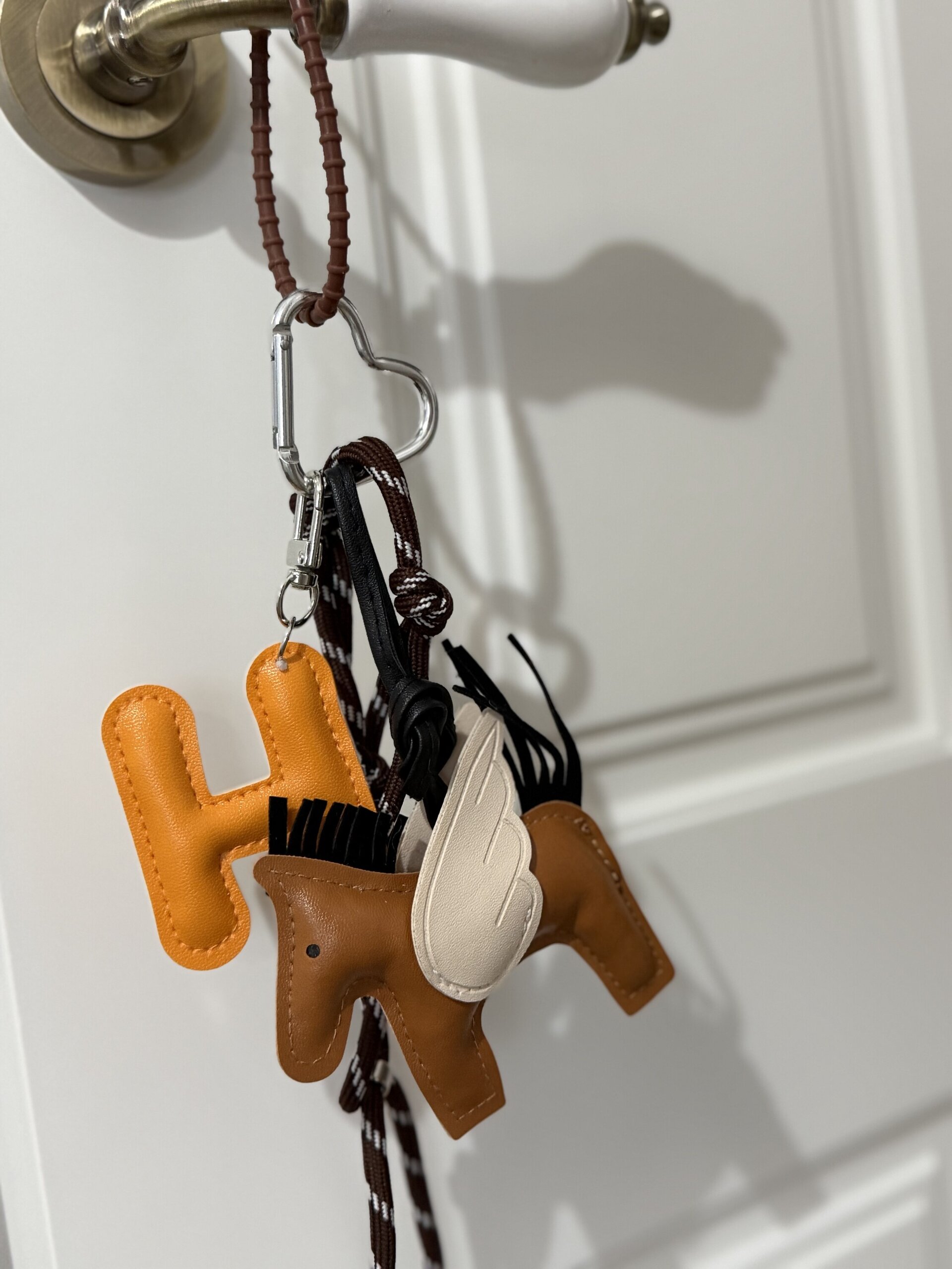 Caballo adorno bolso marrón. - 1