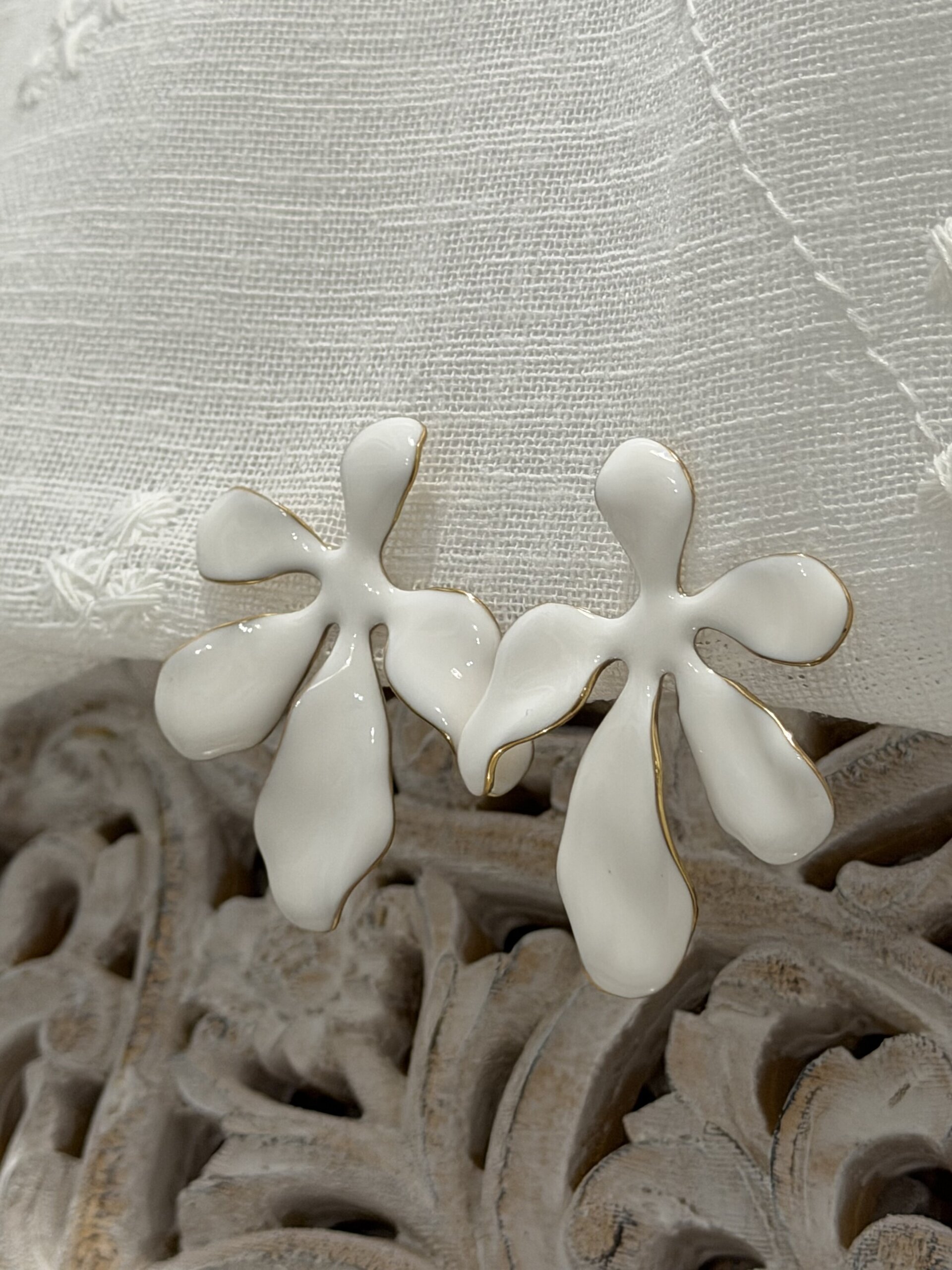 Pendientes flor blancos. - 1